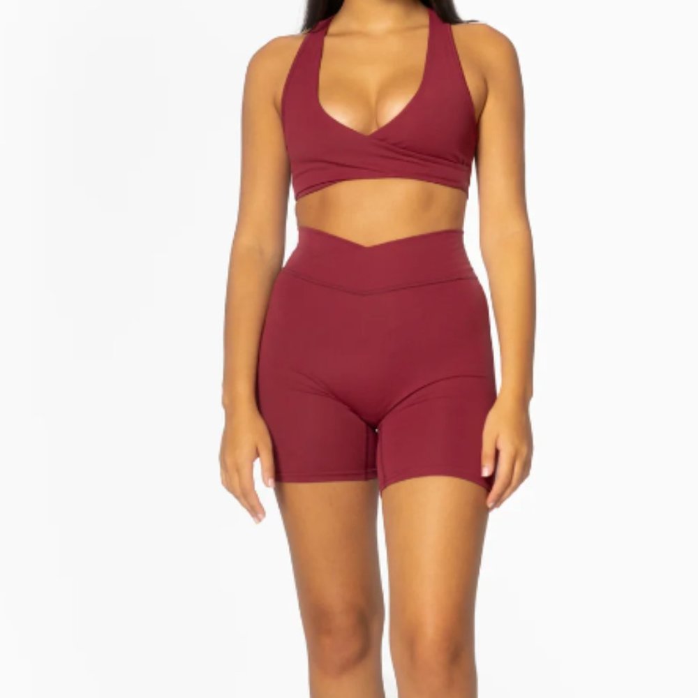 437 THE V SHORT / MAHOGANY